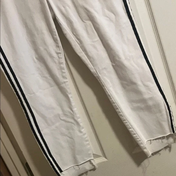 Stylish White Cropped Pants with Black Stripe - Picture 4 of 5